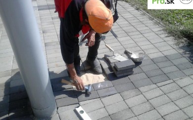 Oprava prepadnutej zámkovej dlažby