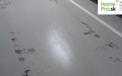 Chemické zdrsňovanie podlahy v garáži bytového domu
