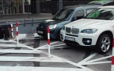 Osadenie parkovacích stĺpikov
