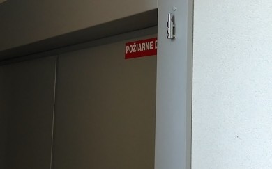 Oprava uvoľnených pántov na dverách do technickej miestnosti