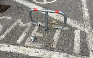Oprava poškodenej parkovacej zábrany