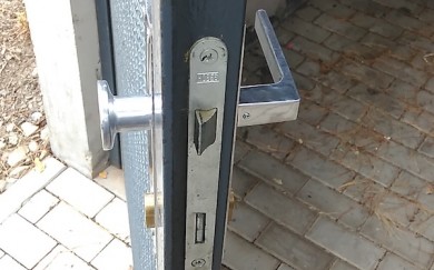 Oprava kovania na dverách kontajnerového stojiska