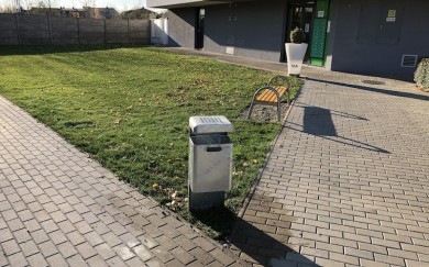 Osadenie novej lavičky a odpadkového koša